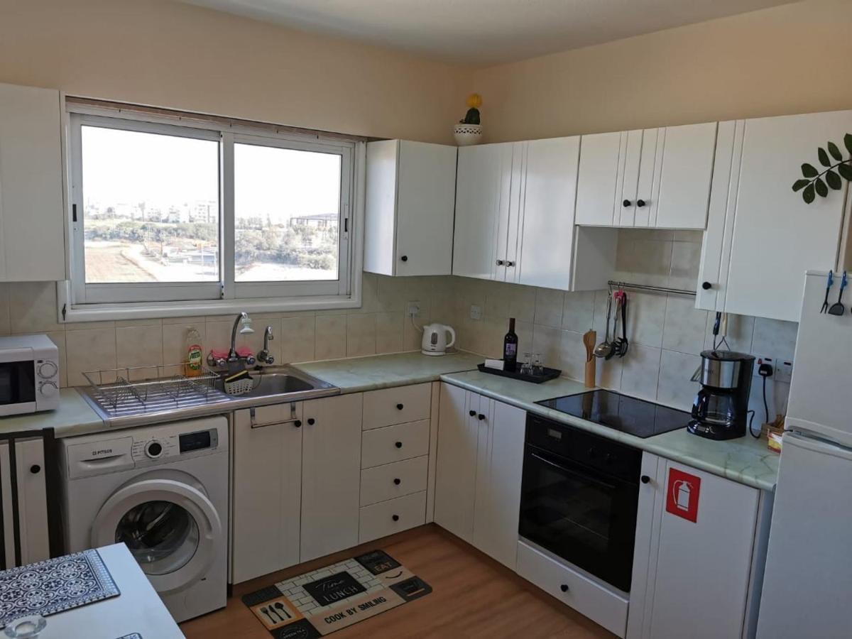 לרנקה Must Stay - Sea & Salt Lake Panoramic View Apt מראה חיצוני תמונה